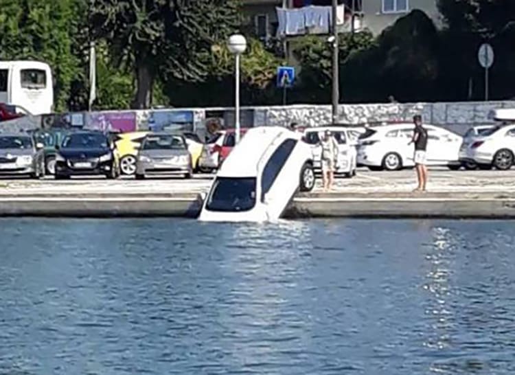 Automobil 'ožednio' u Trogiru: Jednog vozača parking će skupo koštati