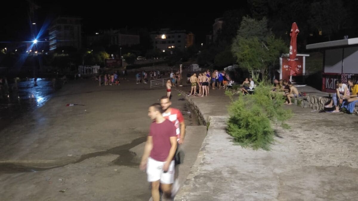 Splićani "odradili" noćni kupanjac na Bačvicama u čast Vatrenih