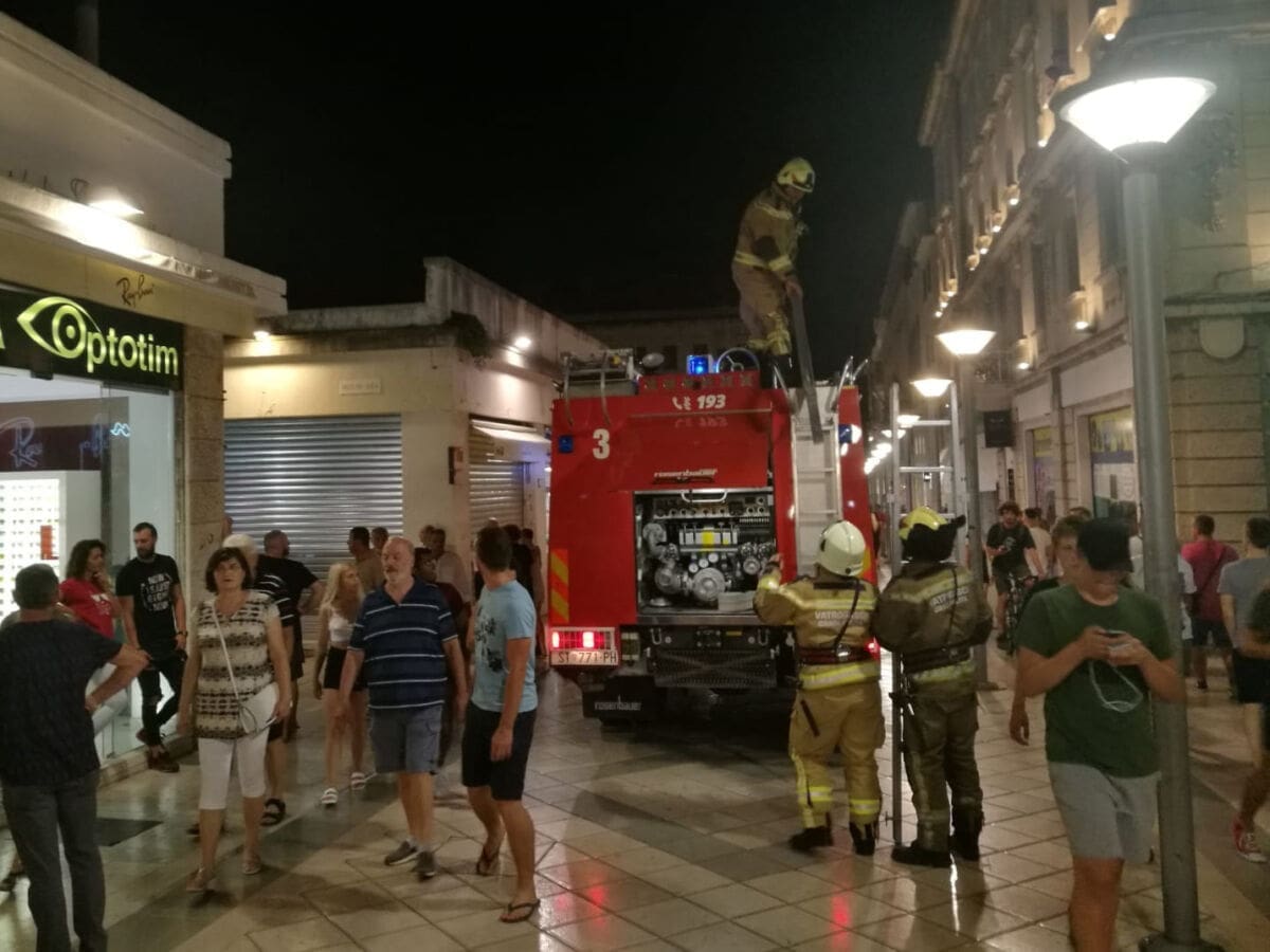 GUST DIM IZNAD CENTRA SPLITA Vatrogasci intervenirali u Marmontovoj