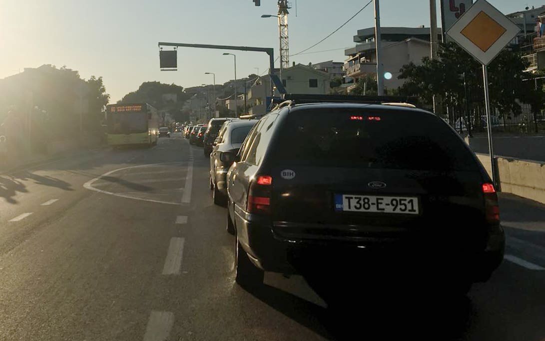 Pogledajte što vas čeka: Gužve na cestama stvorili svatovi, ali i smjena gostiju