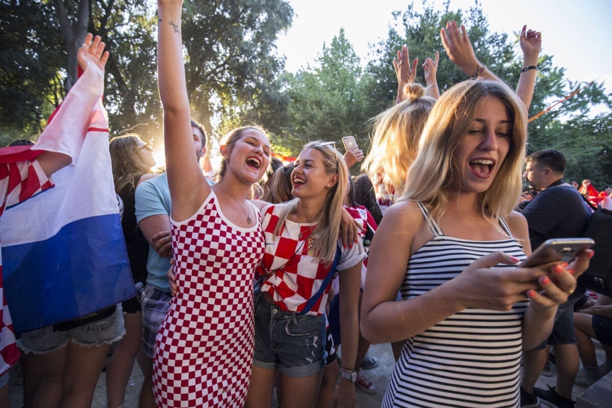 hrvatska_engleska_slavlje_fan_zona_dardin_riva_ulica_(1)