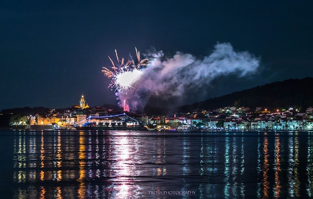 KORČULOM ZAVLADALE MAŠKARE Veličanstvenim vatrometom proslavljena polovica godine