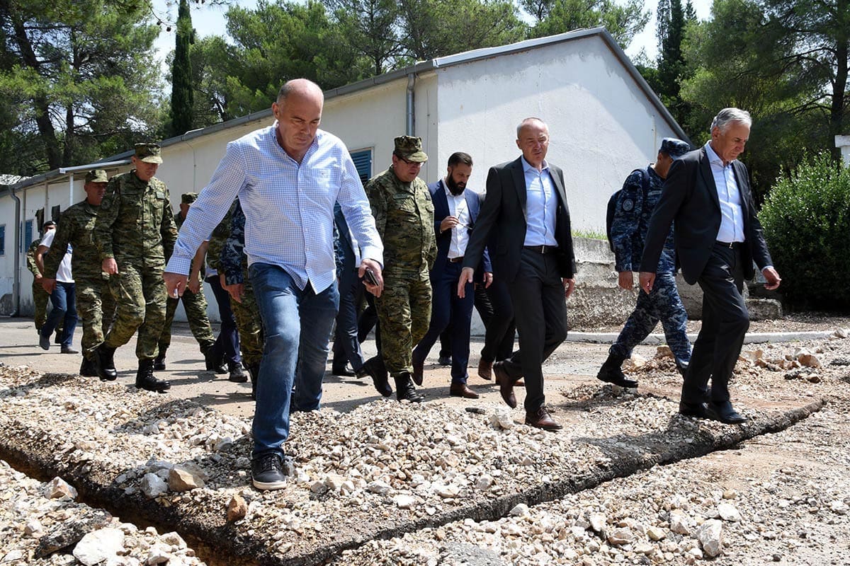 Ministar Krstičević obišao radove na vojarni u Pločama: "Drago mi je što se Hrvatska vojska vraća na jug Hrvatske"