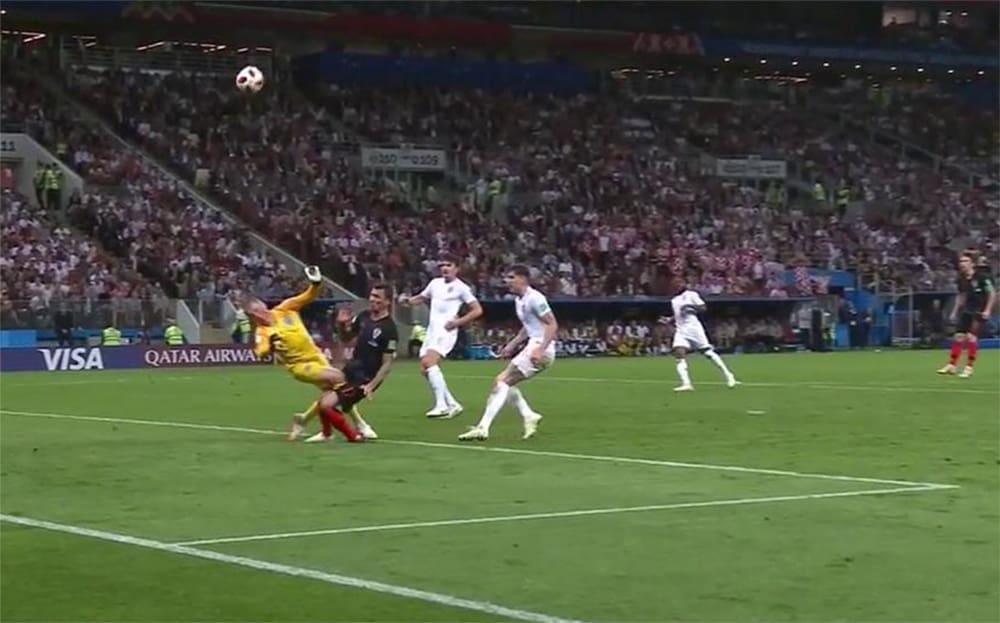 RAZOTKRILI GA FANOVI Sramotno ponašanje engleskog vratara: Ozlijedio Mandžukića, pa vikao "Ustaj, pi*ko"