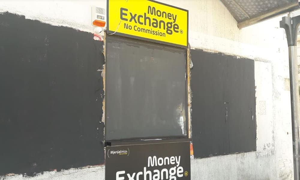 SPLIT UZVRAĆA UDARAC Prozor mjenjačnice u Marmontovoj prekriven crnom piturom