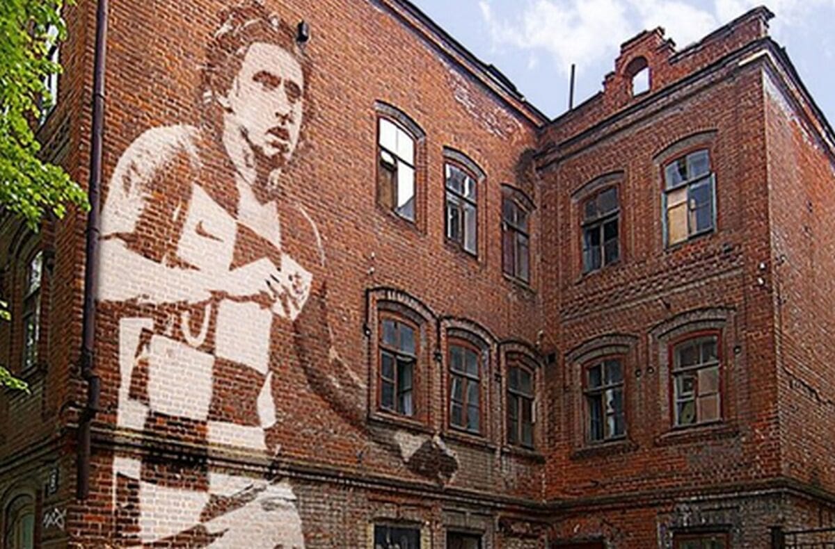 Rusi iz bizarnog razloga naslikali ogromnog Luku Modrića na svojoj zgradi!