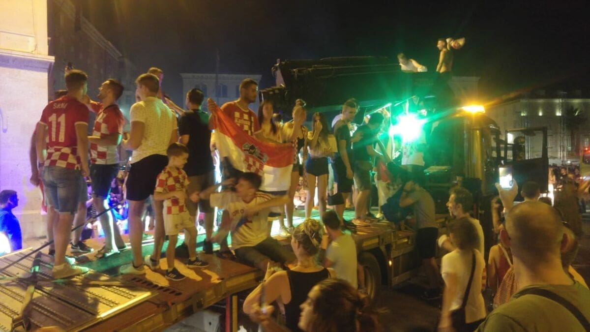 VATRENI KARUSEL NA RIVI Kamioni puni navijača iznenadili Splićane