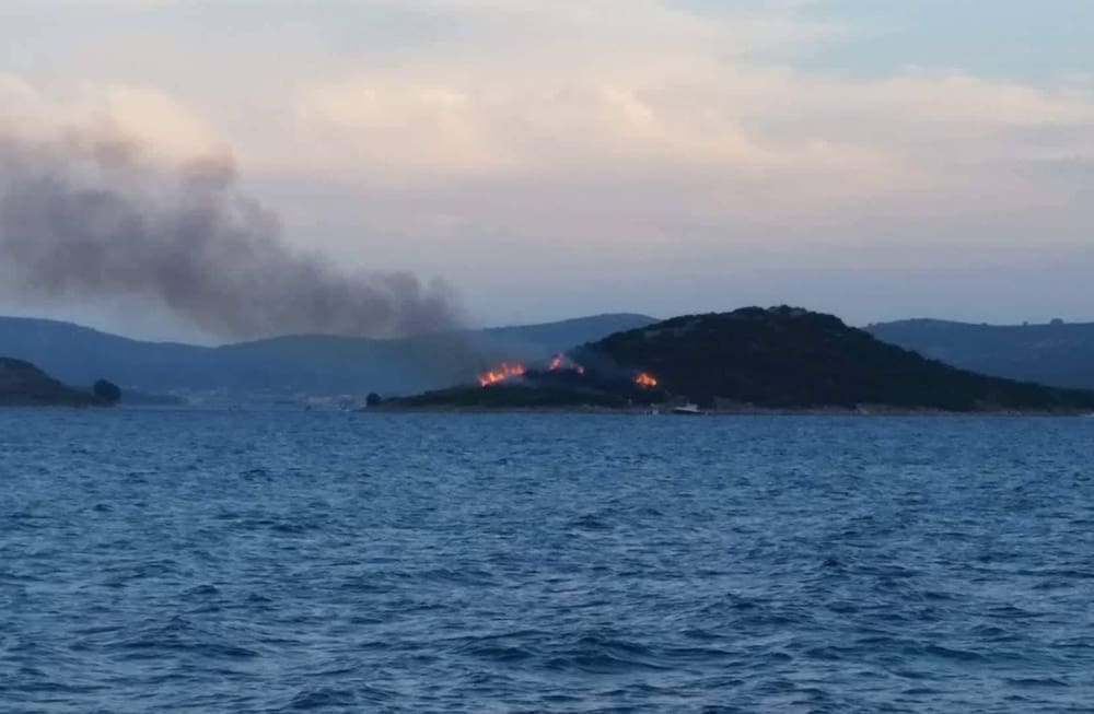 PLANUO OTOK LJUBAVI Vatrogasci evakuirali sudionike proslave