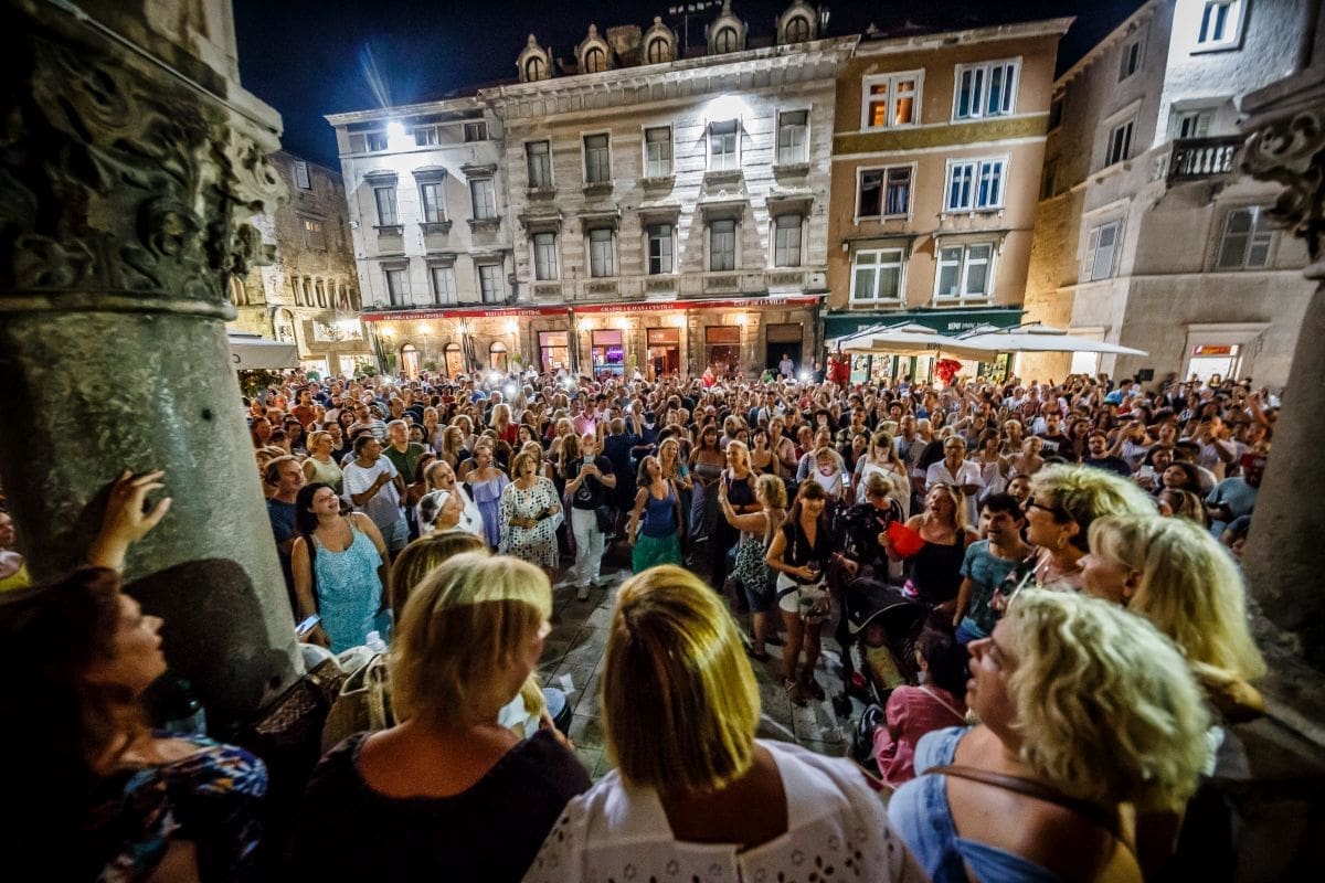Split, 290718. Spontano okupljeni gradjani pjevaju Oliverove Hitove.