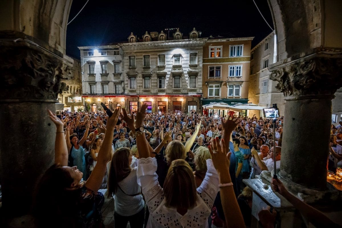 Pogledajte masovno spontano okupljanje Splićana na Pjaci kroz objektiv poznatog fotografa