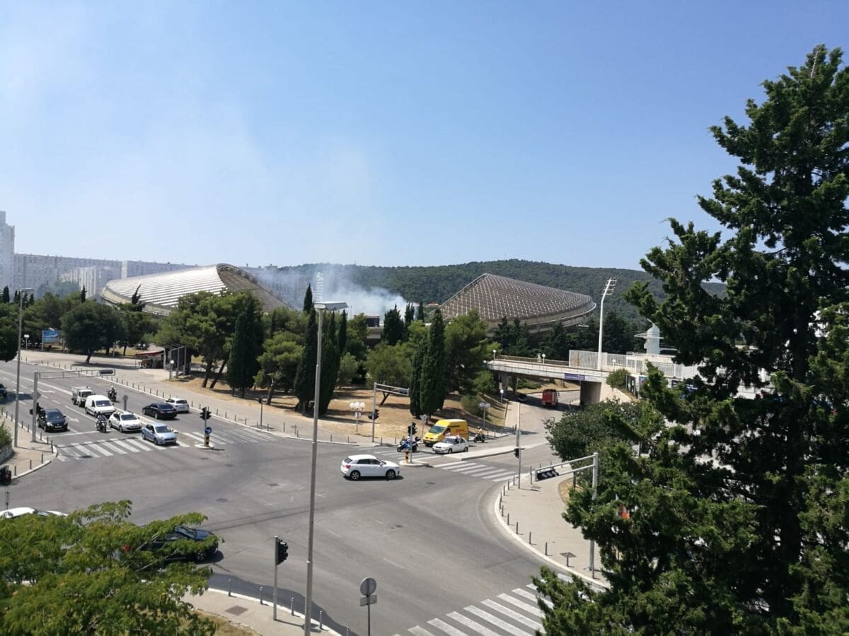 GORI POLJUD, ALI ZAPRAVO! Gust dim nadvio se nad splitski stadion