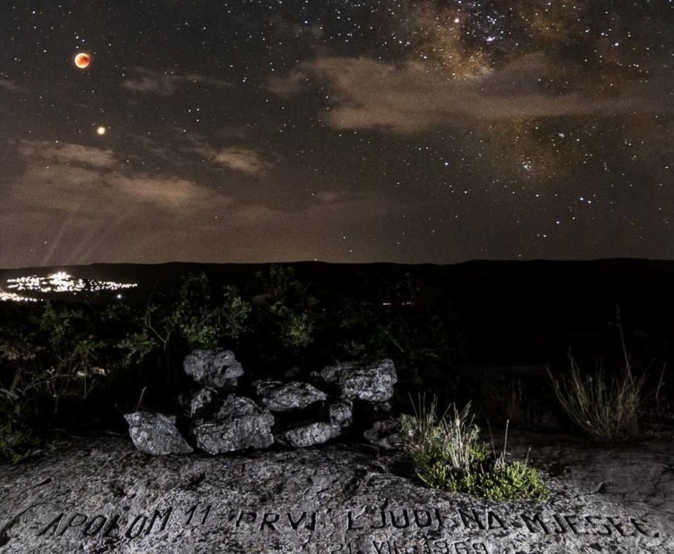 Fotograf snimio pomrčinu s mjesta gdje je u bračkoj stijeni uklesan spomen na prvi ljudski korak na Mjesecu