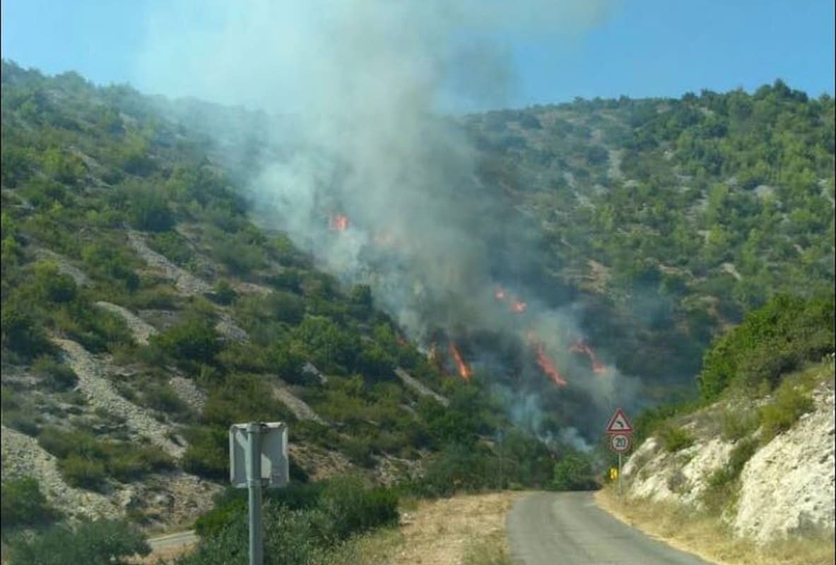 POŽAR NA ZAPADU HVARA Požar lokalizoran, opozvane zračne snage