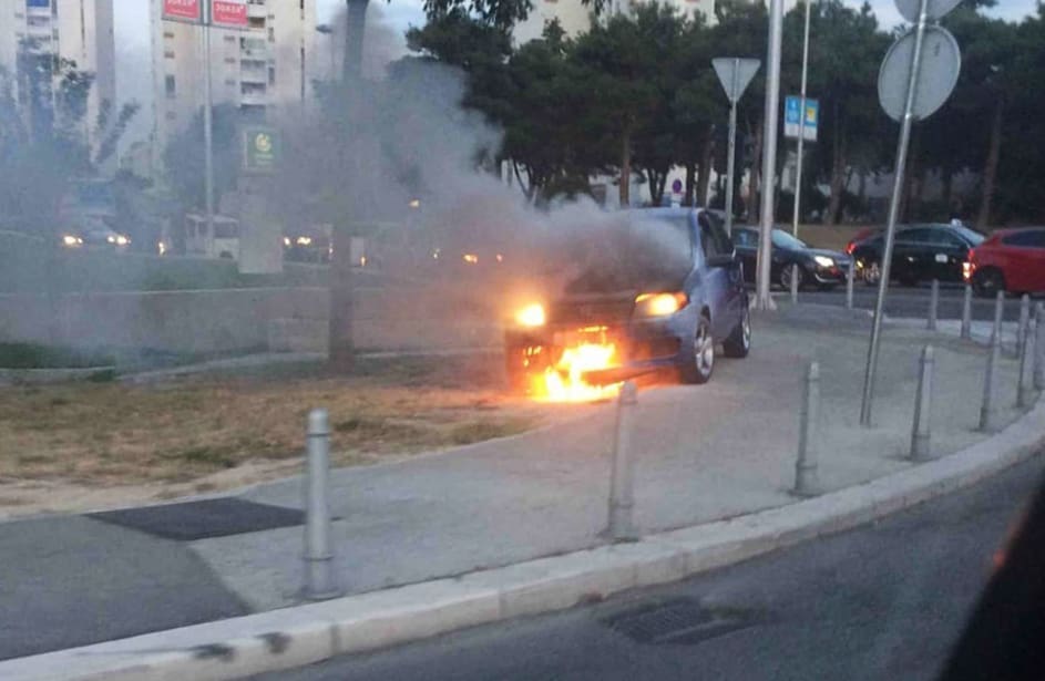 Planuo automobil kod tornja West Gate, intervenirali vatrogasci