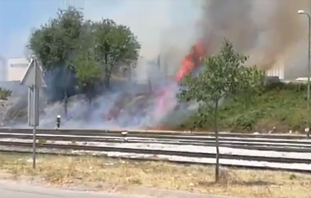 Požar u Solinskoj ulici potpuno ugašen, izgorjelo 100 kvadrata trave i smeća