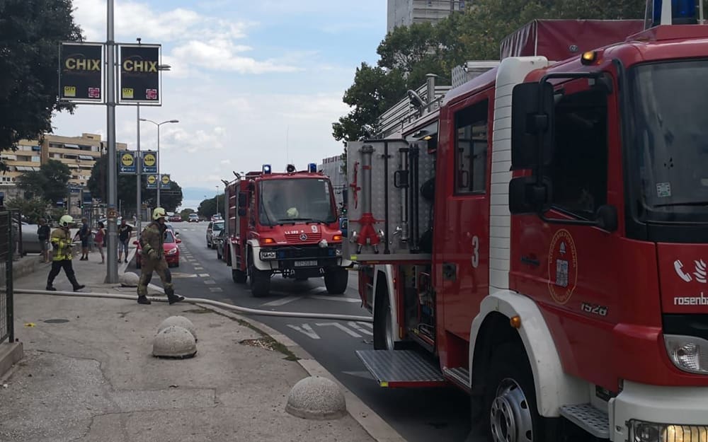 DRAMA NA SPLITU 3 Planuo kiosk kod škole, vatrogasci morali provaliti kako bi ga ugasili