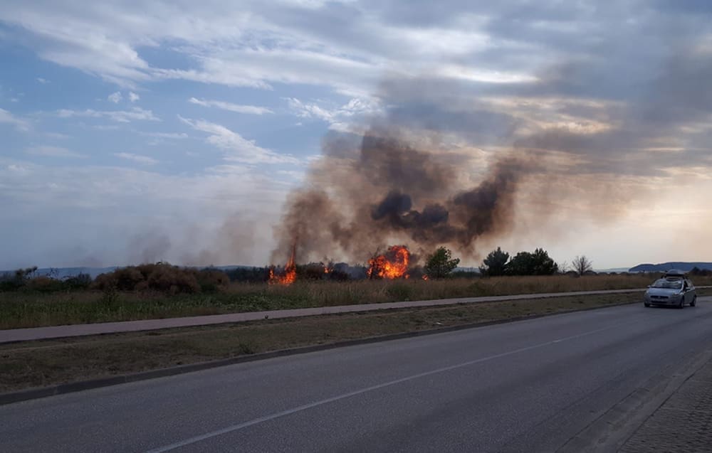 ZA SPLITSKE VATROGASCE NEMA STAJANJA Planula dva požara kraj dvije poznate plaže