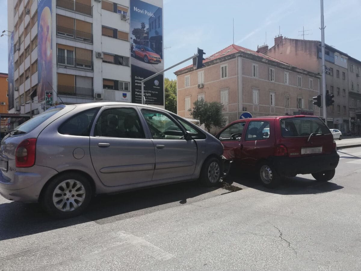 Opet sudar na križanju Ulice Hrvatske mornarice i Domovinskog rata, sudjelovala dva osobna vozila
