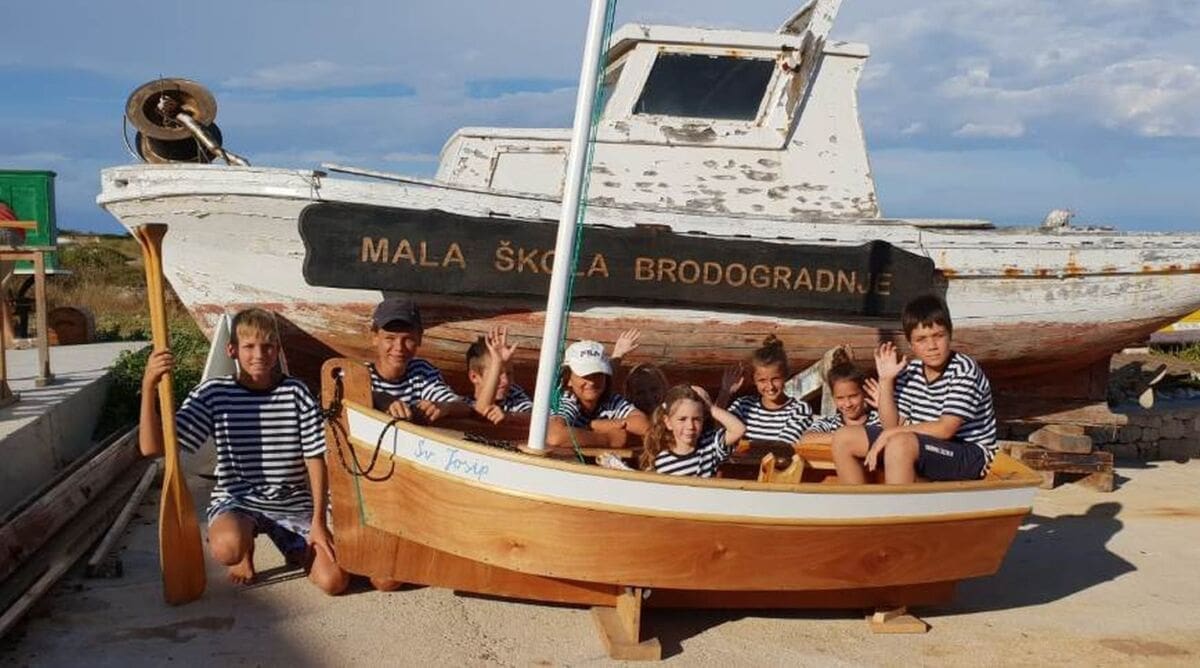Mala škola brodogradnje: Mališani na Silbi izradili svoju barku