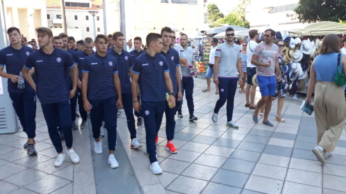 BIJELA "RIJEKA" Tisuće članova Torcide, navijači i igrači Hajduka opraštaju se od Olivera