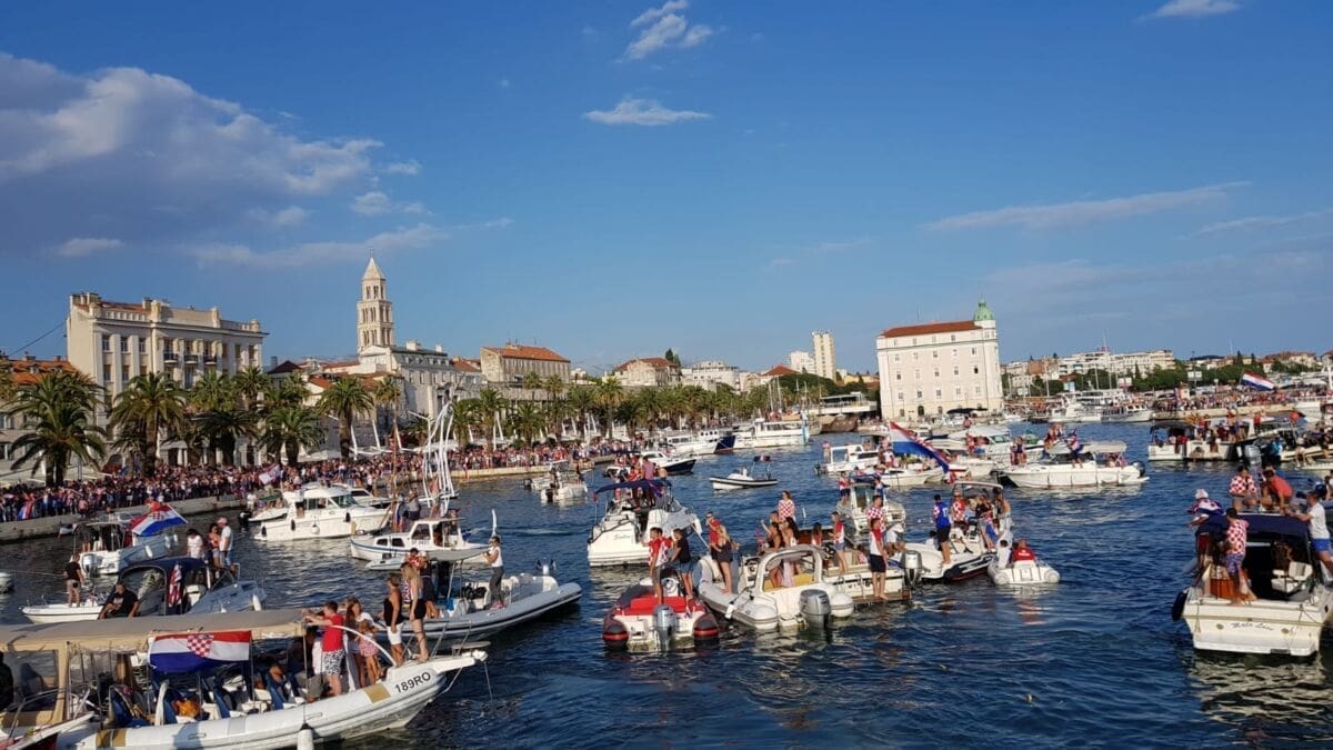 split-festa-vatreni-riva-docek-brodice(1)