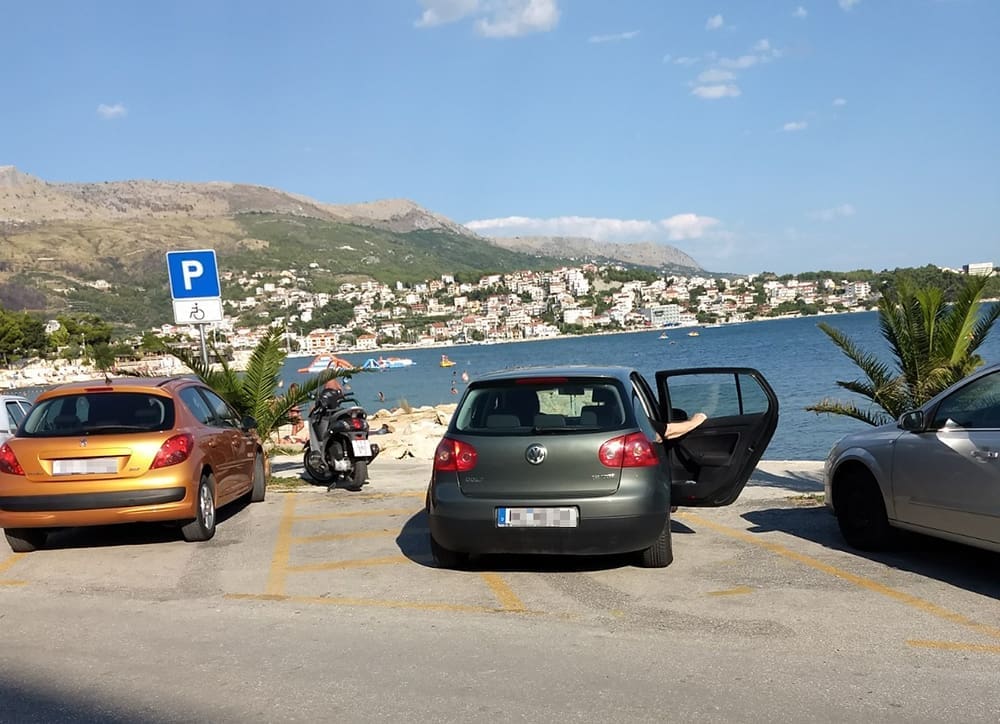 Pobješnjela vozačica zauzela parking za osobe s invaliditetom, pa psovala i prijetila branitelju koji ju je prozvao