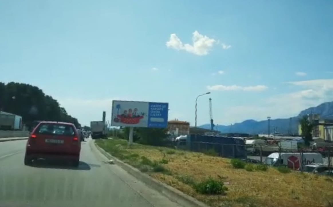 Bizarna nesreća na Dujmovači: Guma ispala iz kamiona i udarila u automobil, jedna osoba ozlijeđena
