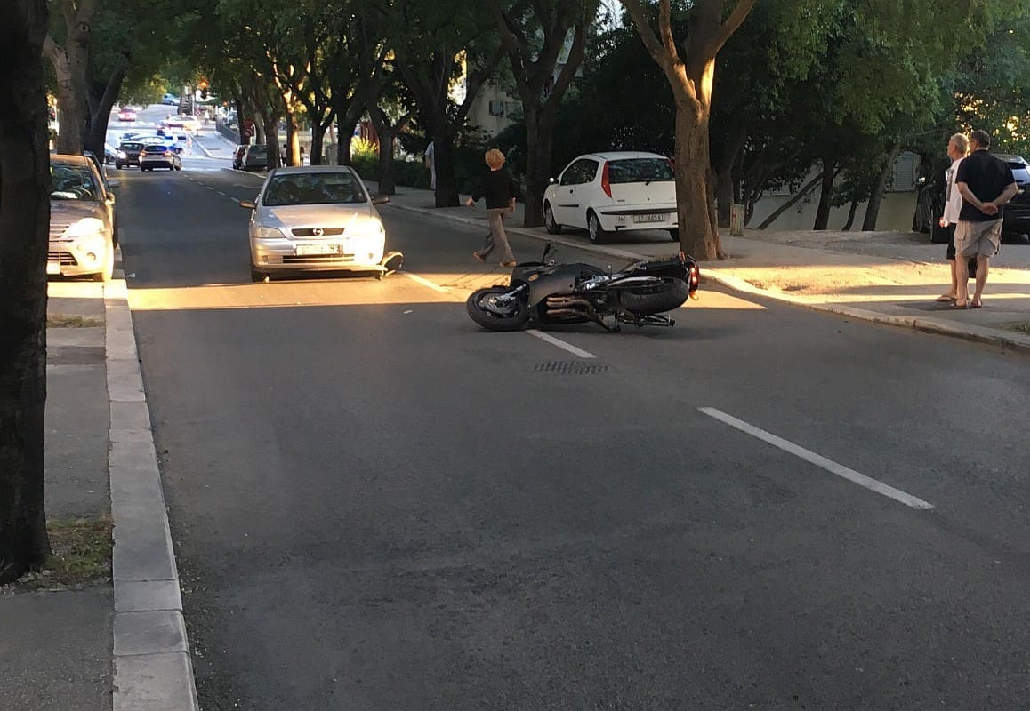 Prometna u Osječkoj u Splitu: Sudarili se motocikl i automobil, motociklist hitno prebačen u bolnicu