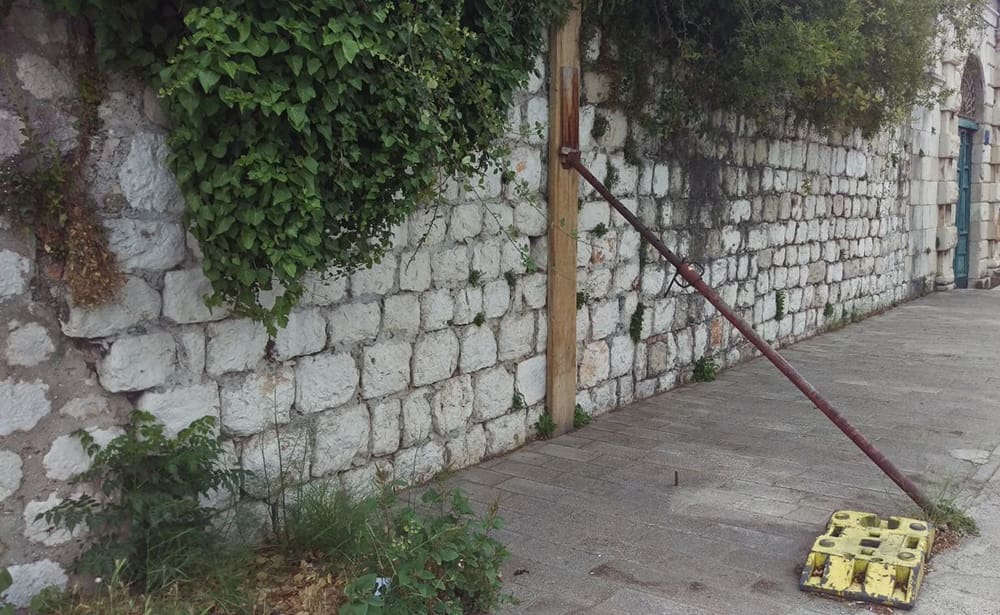 ČUDA DALMATINSKE GRAĐEVINE Evo kako se višetonski zid osigurava od pada na glave prolaznika