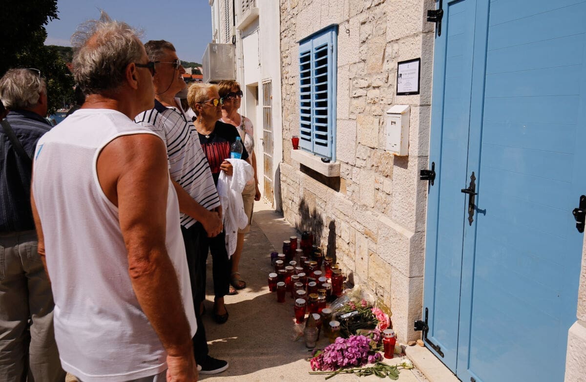 TUGA U VELOJ LUCI Sve više ljudi stiže na Koručulu: Ispred Oliverove rodne kuće pale se svijeće i ostavljaju poruke