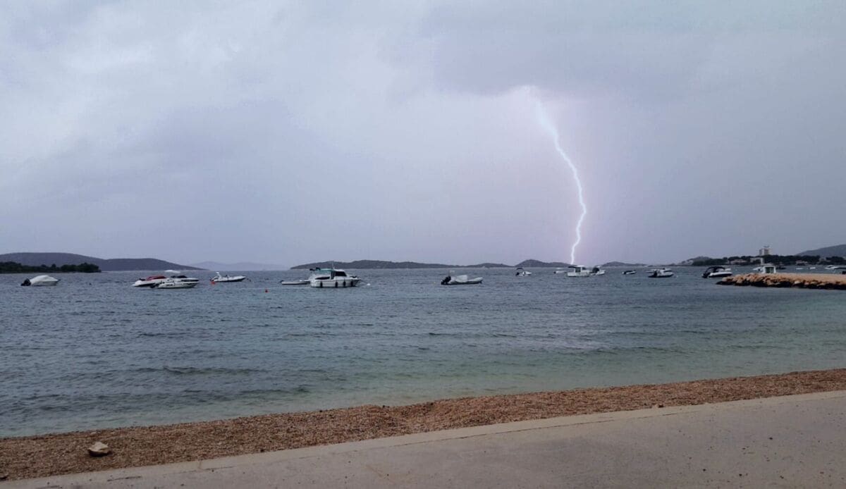 Nevrijeme u Drnišu "srušilo" temperaturu zraka za čak 16 stupnjeva, olujni oblak zahvatio trogirsko zaleđe