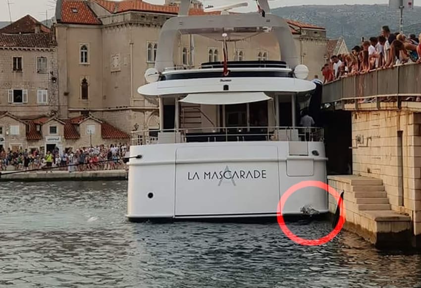 JAHTOM UDARIO U STARI ČIOVSKI MOST Turisti i domaći gledali čudu, vidljiva oštećenja na brodu