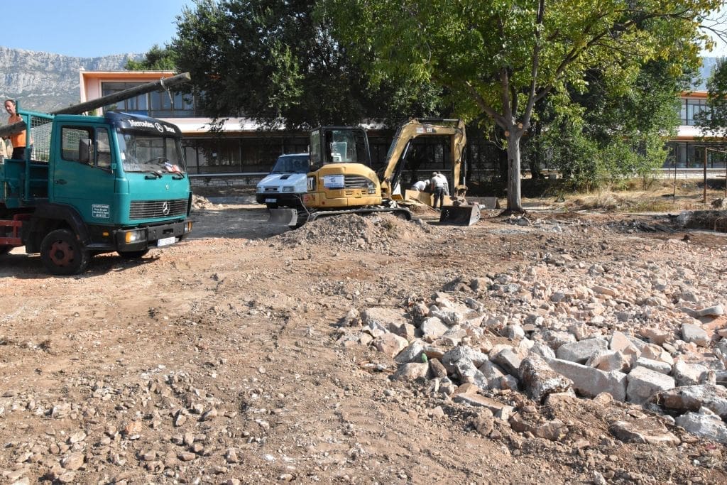 Uređuje se parking kod OŠ kneza Mislava u Kaštel Sućurcu