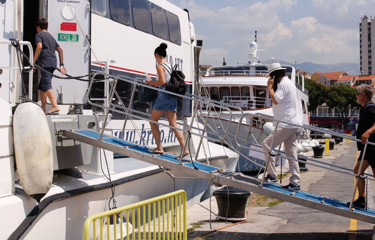Što se dogodilo katamaranu s Lastova? Krenuo pa se vratio natrag