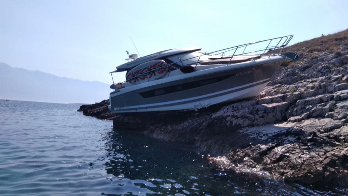 Brodica bivšeg "vatrenog" završila nasukana na Braču, jedna osoba ozlijeđena