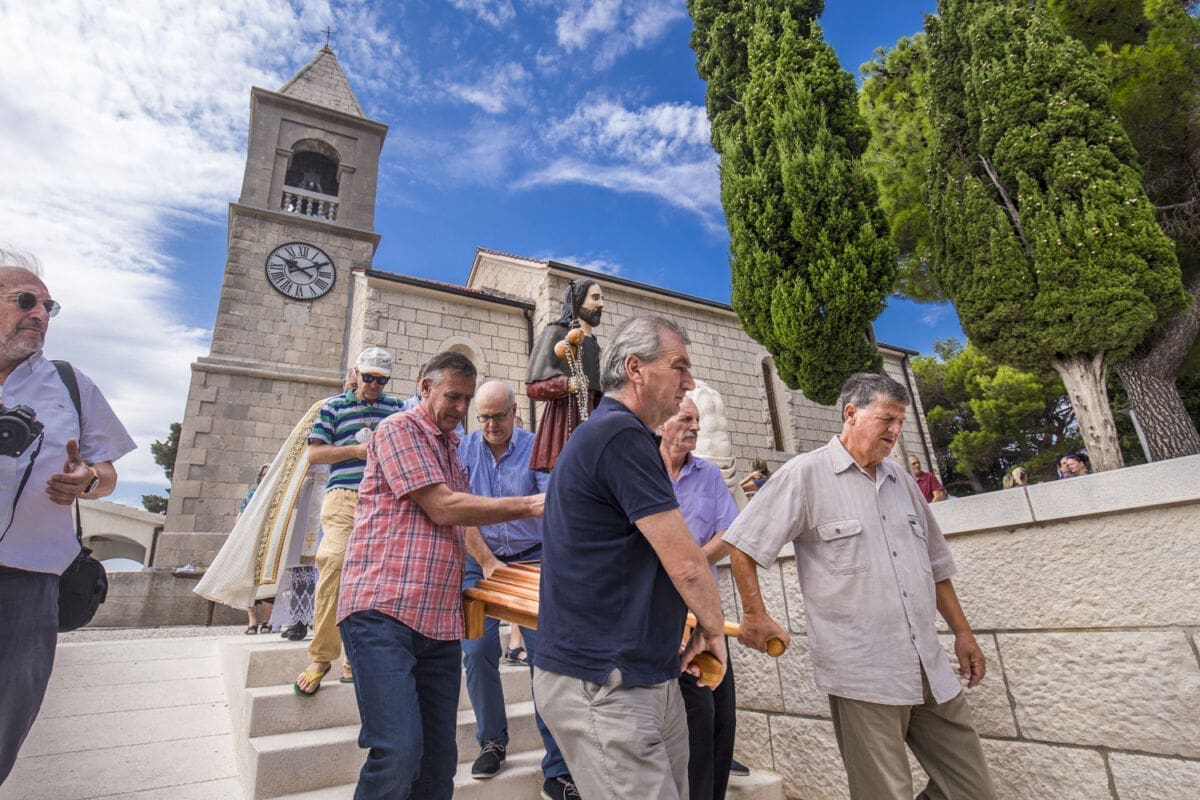BLAGDAN SV. ROKA Svečano od Drniša do Medovog Doca, pogledajte veliku procesiju u Mimicama