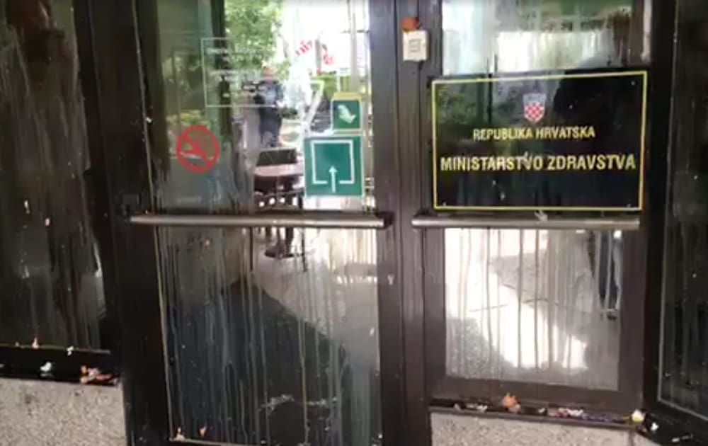 Ministarstvo zdravstva zasuli jajima uz poruku: "Koliko vrijedi jedan život u Hrvatskoj?"