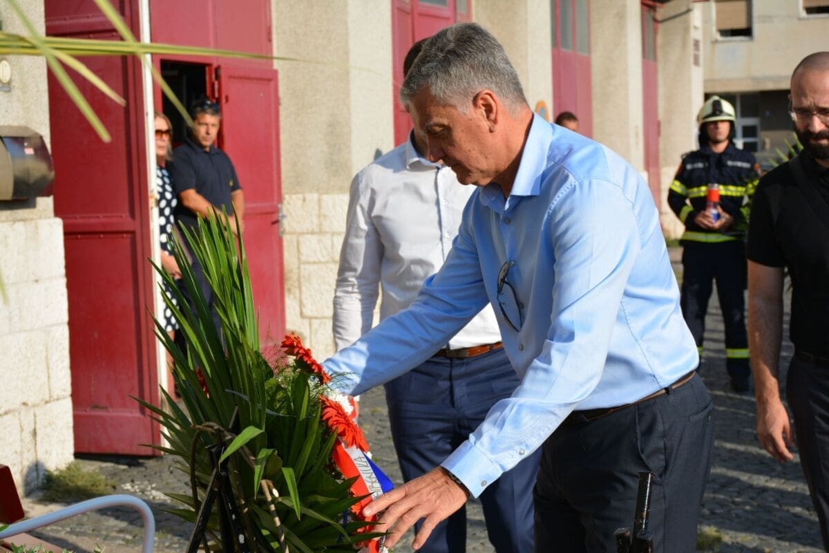 obiljezavanje_kornatske_tragedije_kornati_krizevi_polaganje_vijenaca_(2)