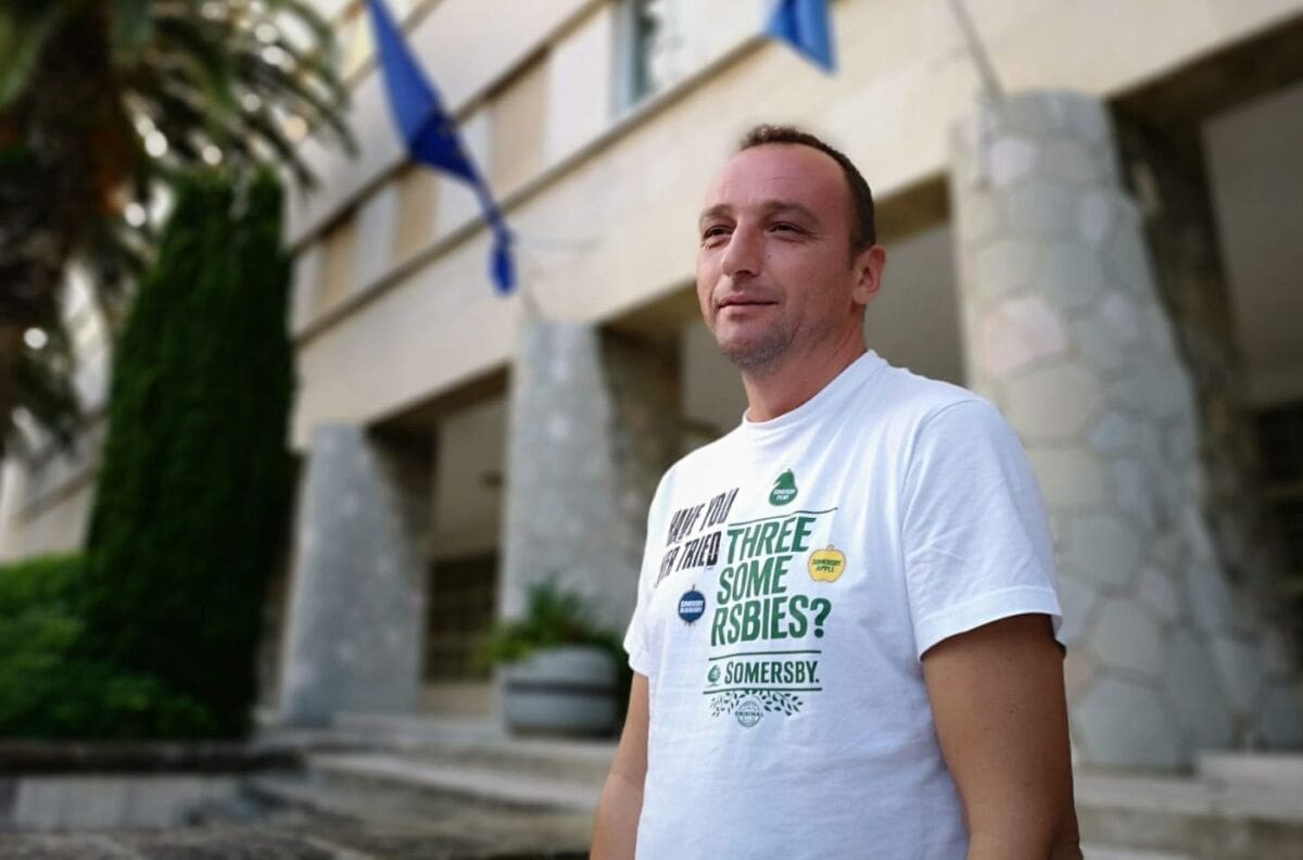 Vlasnik kafića "Oće li kiša" čeka vijećnike pred Banovinom: "Zašto mi ne daju ugovor?"