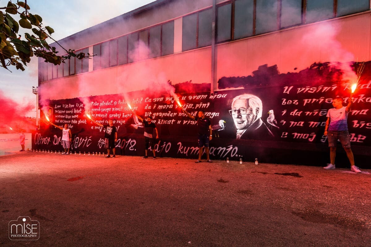 ADIO, KUMPANJO! Veliki mural posvećen Oliveru predstavljen uz bakljadu u 19:50 sati