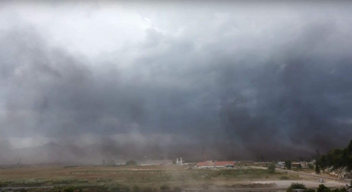 LUČKA UPRAVA PLOČE: “Za prašinu nad gradom kriv jak vjetar i rasuti teret u luci”