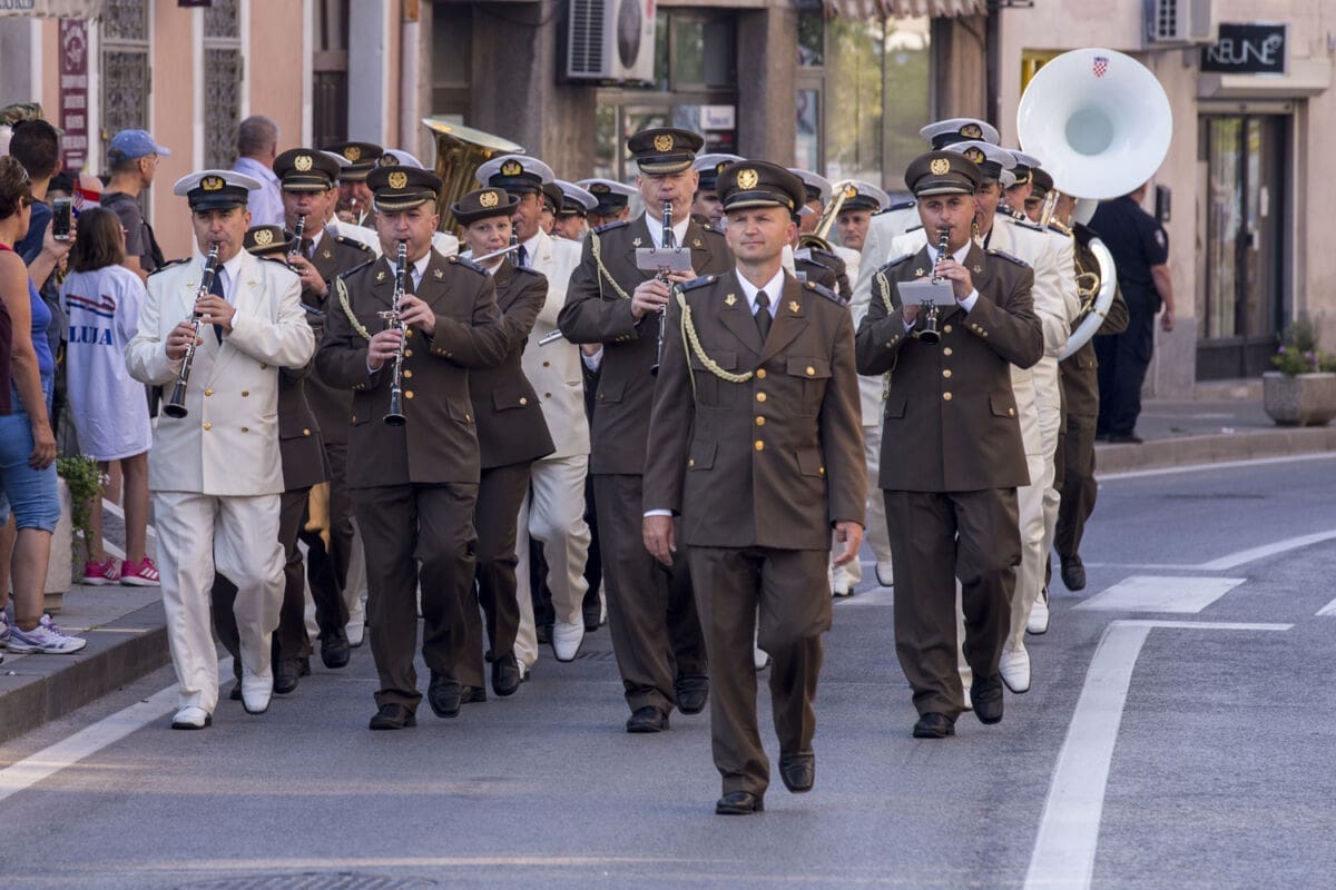 polaganje_vijenaca_knin_oluja_dan_pobjede_(1)