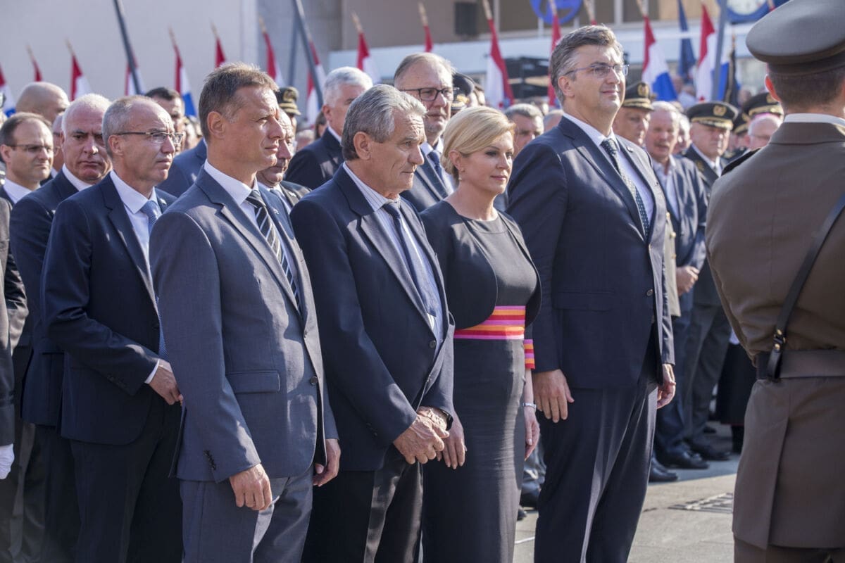 Polaganjem vijenaca i paljenjem svijeća u Kninu započelo obilježavanje 23. obljetnice vojno-redarstvene operacije Oluja