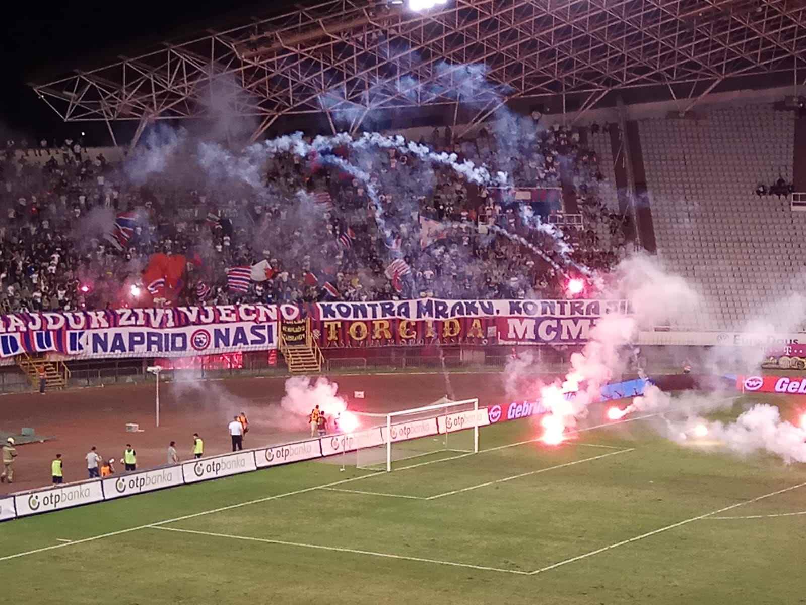 Prekid utakmice na Poljudu: Torcida baca baklje i viče "igrajte, pičkice"