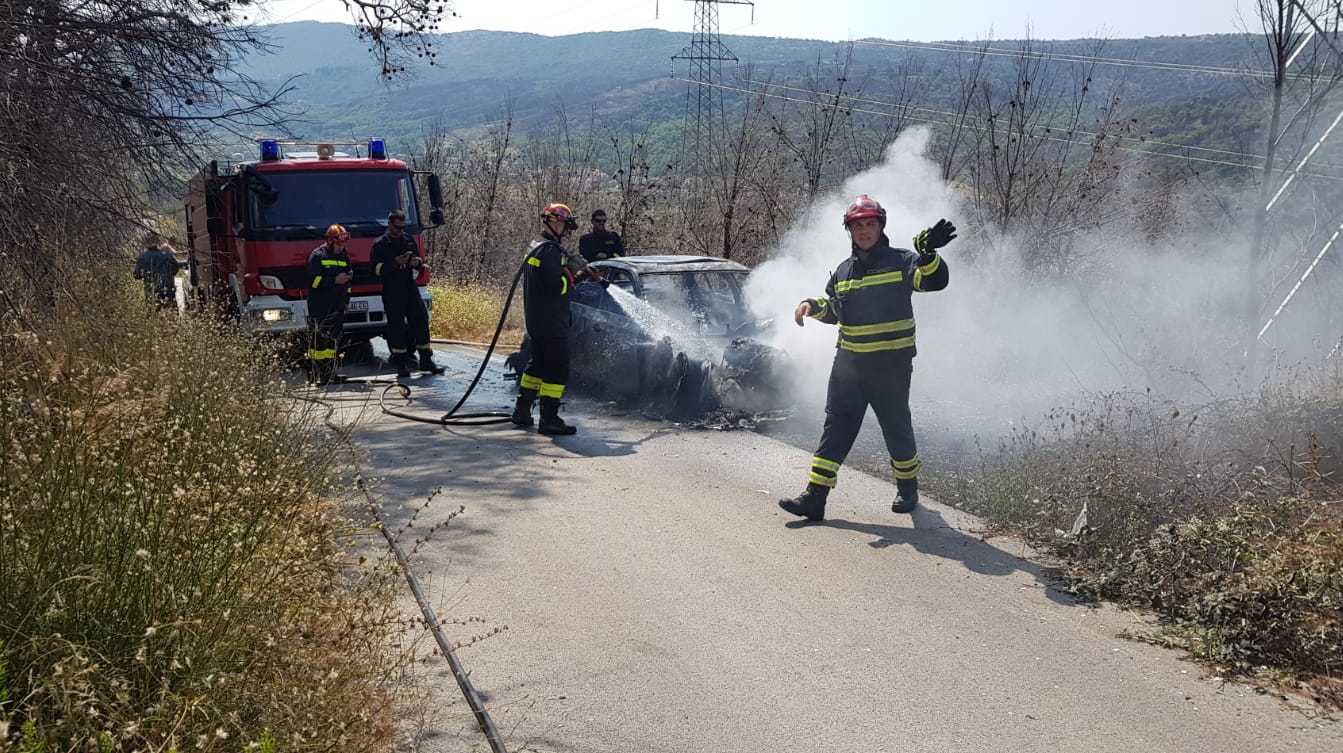 U Tugarama potpuno izgorio BMW nasred puta, traga se za vlasnikom