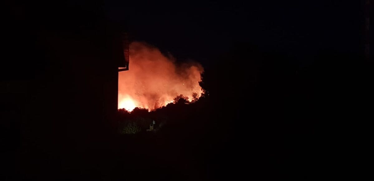 Ugašen požar u Kaštelima: Izgorjele masline i voćke, vatra nije zahvatila obližnje barake