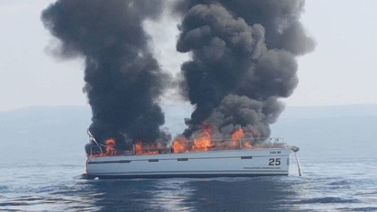 ZAMALO TRAGEDIJA Planula jedrilica u splitskom kanalu, putnici evakuirani u posljednji trenutak