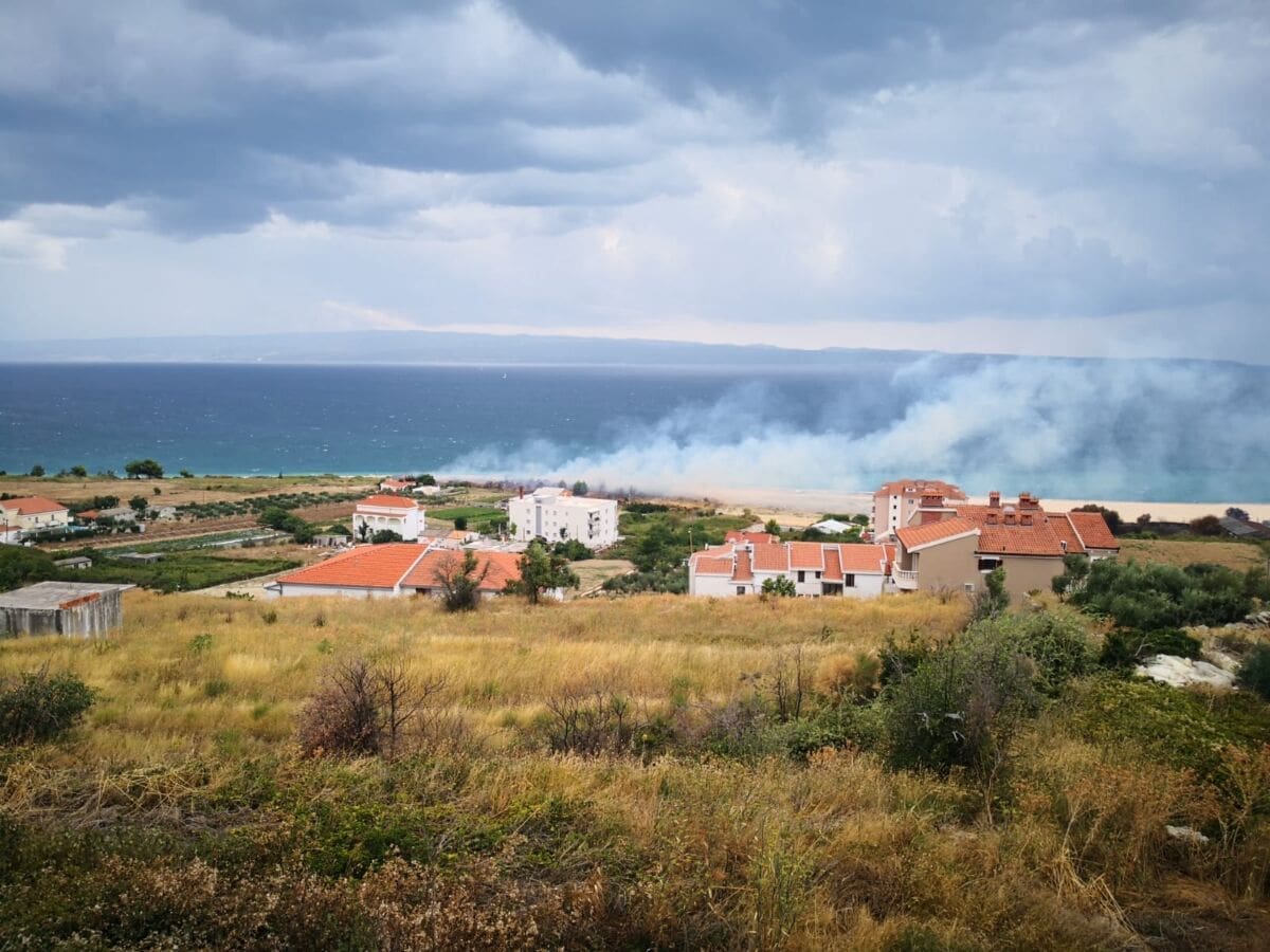 OKRENILO NA JUGO Planuo još jedan požar na splitskom Žnjanu, niti dva sata nakon Trstenika