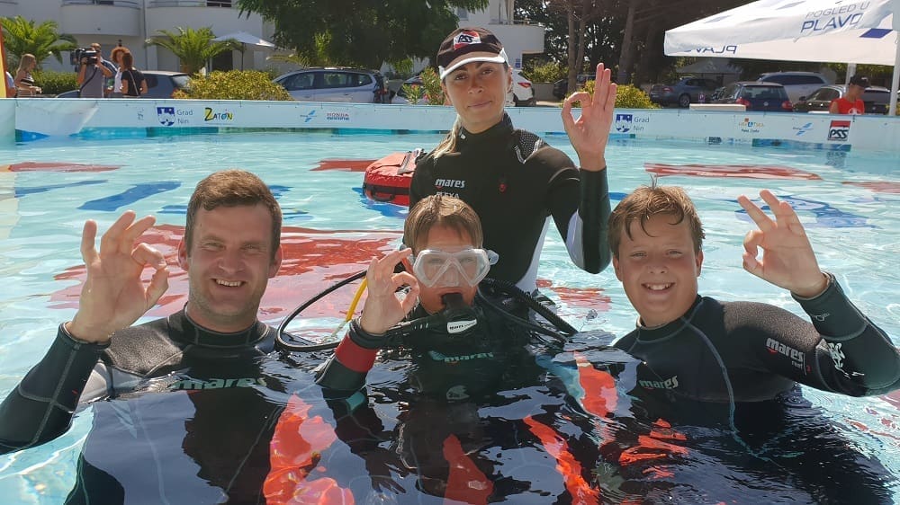 Ronilački spektakl iznenadio mnogobrojne turiste besplatnim probnim ronjenjima