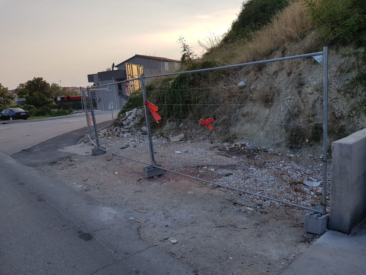 EPPUR SI MUOVE Grad očistio i ogradio divlji deponij na Šinama, postavljaju se kamere